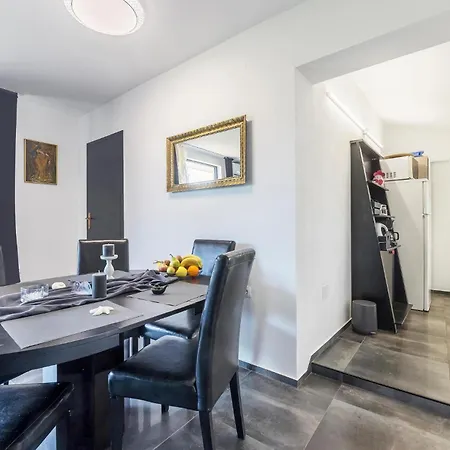 Apartment Cozy Apartment In Pula With Wifi *