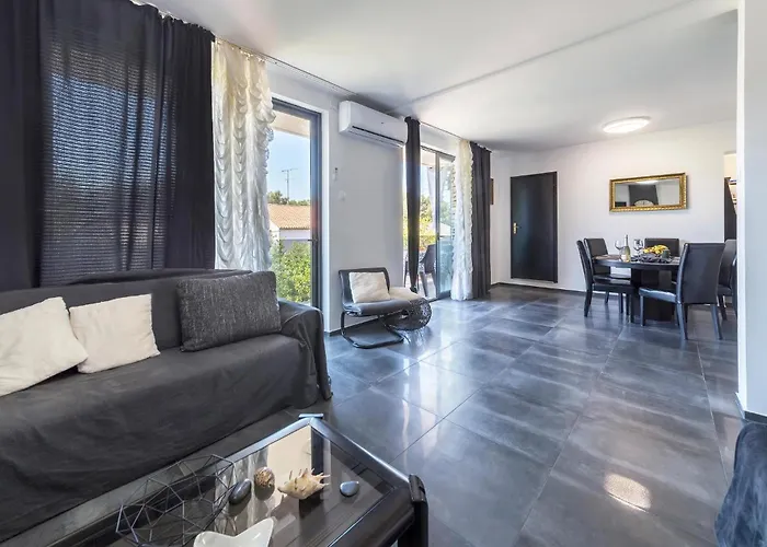 Apartman Cozy Apartment In Pula With Wifi *