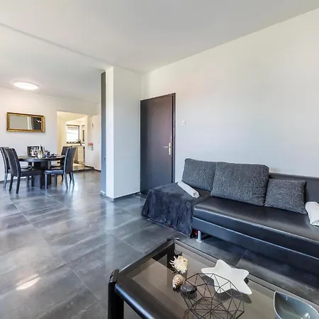 Cozy In With Wifi Apartament Pula